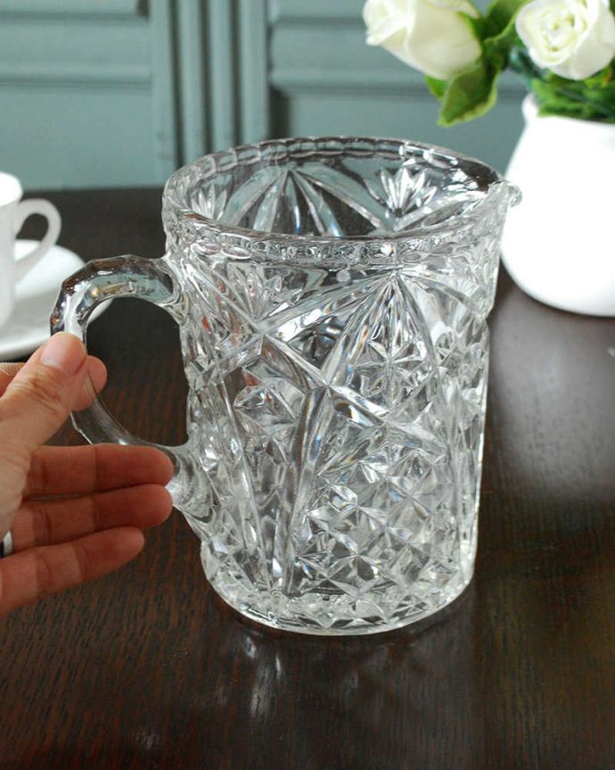 アンティーク 雑貨のガラス小物　アンティーク雑貨　キラキラ輝くアンティークプレスドグラスのウォータージャグ。いろんな使い方が出来ます飲み物を入れるのはもちろんフラワーベースとしても使いやすい便利なサイズです。(pg-6220)