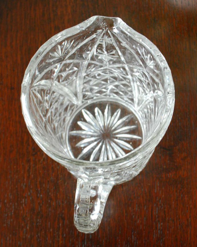 アンティーク 雑貨のガラス小物　アンティーク雑貨　キラキラ輝くアンティークプレスドグラスのウォータージャグ。中を見てみると･･･アンティークなので多少のキズやカケがありますが使用上問題がないものだけをご紹介しています。(pg-6220)