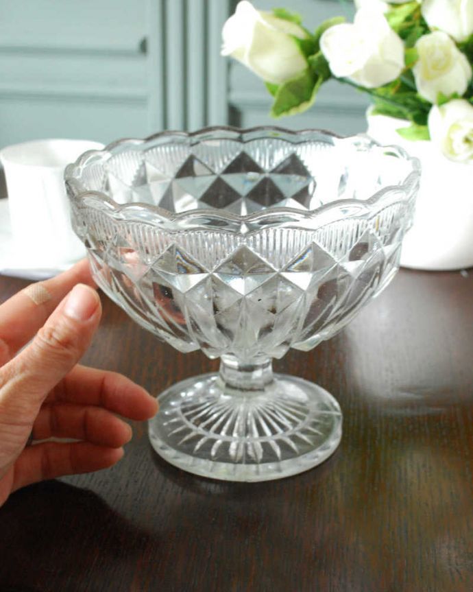 アンティーク 雑貨のガラス小物　アンティーク雑貨　テーブルが華やかになるアンティークのガラス雑貨、小さなコンポート。たっぷり乗せて使えますフルーツはもちろん、アクセサリーを置いたり朝食のパンやおやつ、お菓子など、いろんな使い方で楽しんで下さい。(pg-6223)