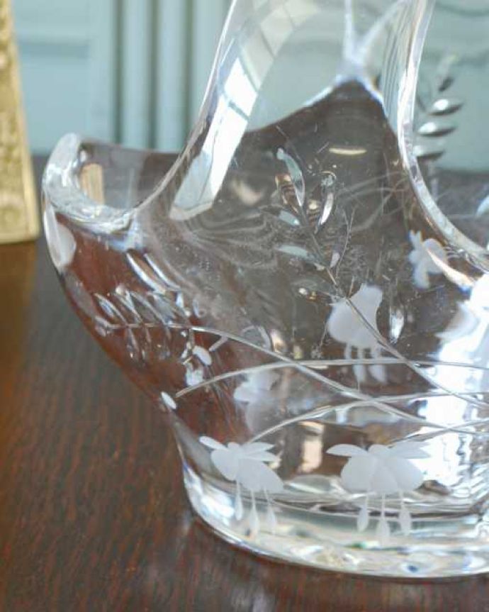 アンティーク 雑貨のガラス小物　アンティーク雑貨　お花模様が華やかなアンティークプレスドグラスのバスケット。ガラスで出来た持ち手付きの可愛いバスケット見ているだけで可愛いバスケットの形をしたアンティークのプレスドグラス。(pg-6232)