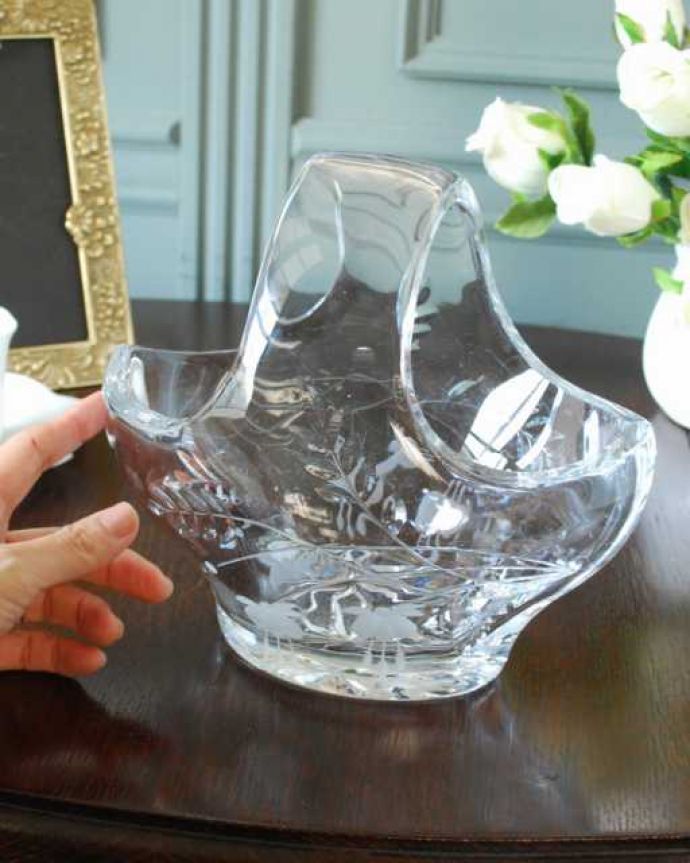 アンティーク 雑貨のガラス小物　アンティーク雑貨　お花模様が華やかなアンティークプレスドグラスのバスケット。サイズはこれくらいです大きいものから小さいものまでサイズがいろいろあるバスケット。(pg-6232)