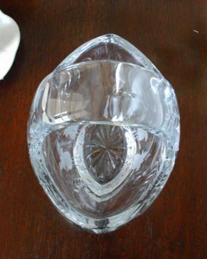 アンティーク 雑貨のガラス小物　アンティーク雑貨　お花模様が華やかなアンティークプレスドグラスのバスケット。上から見ると･･･アンティークなので多少のキズやカケがある場合はありますが、使用上問題はありませんのでご了承下さい。(pg-6232)