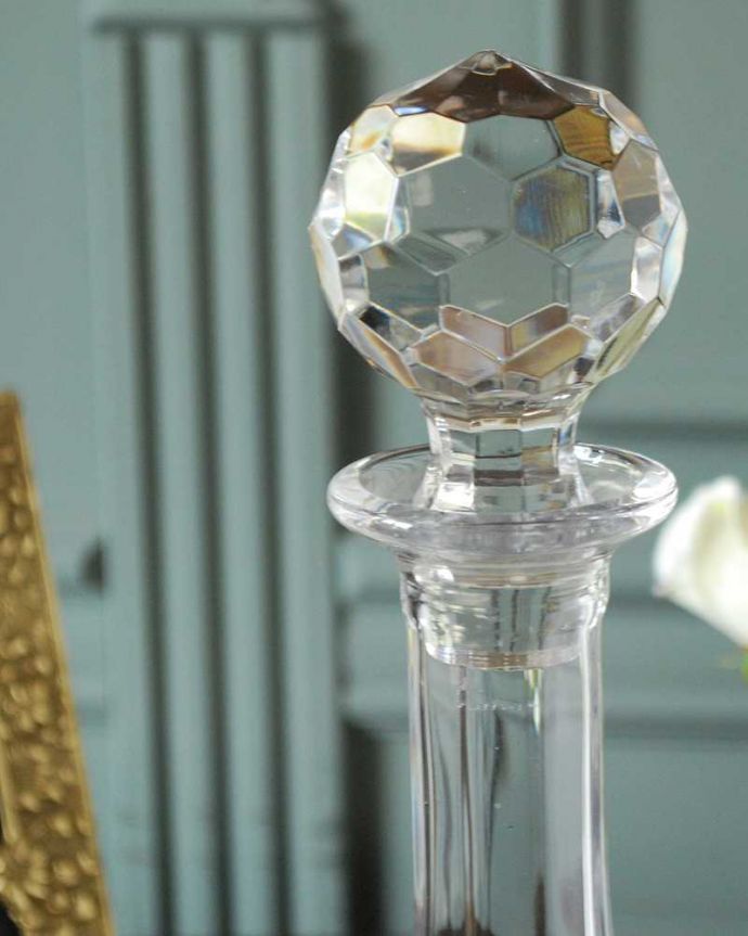 アンティーク 雑貨のガラス小物　アンティーク雑貨　宝石のようなフタが付いたアンティークのガラスの小さなデカンタ。お酒を入れて楽しんだデカンタ今のように便利なペットボトルや缶がない時代。(pg-6234)