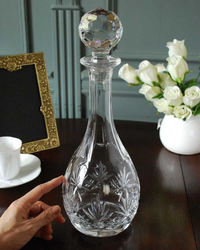 アンティーク 雑貨のガラス小物　アンティーク雑貨　宝石のようなフタが付いたアンティークのガラスの小さなデカンタ。貴重なガラスの栓付きですガラスで出来た栓は壊れやすいので残っているだけで貴重です。(pg-6234)