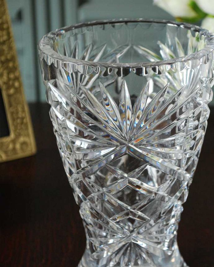 アンティーク 雑貨のガラス小物 アンティーク雑貨 輝きが美しいフラワーベース、アンティークプレスドグラス(花器)。お花を入れずに眺めているだけで幸せな時間アンティークのガラスは成分が今のものと違うので、置いておくだけでキラキラ輝いて楽しめます。(pg-6237)