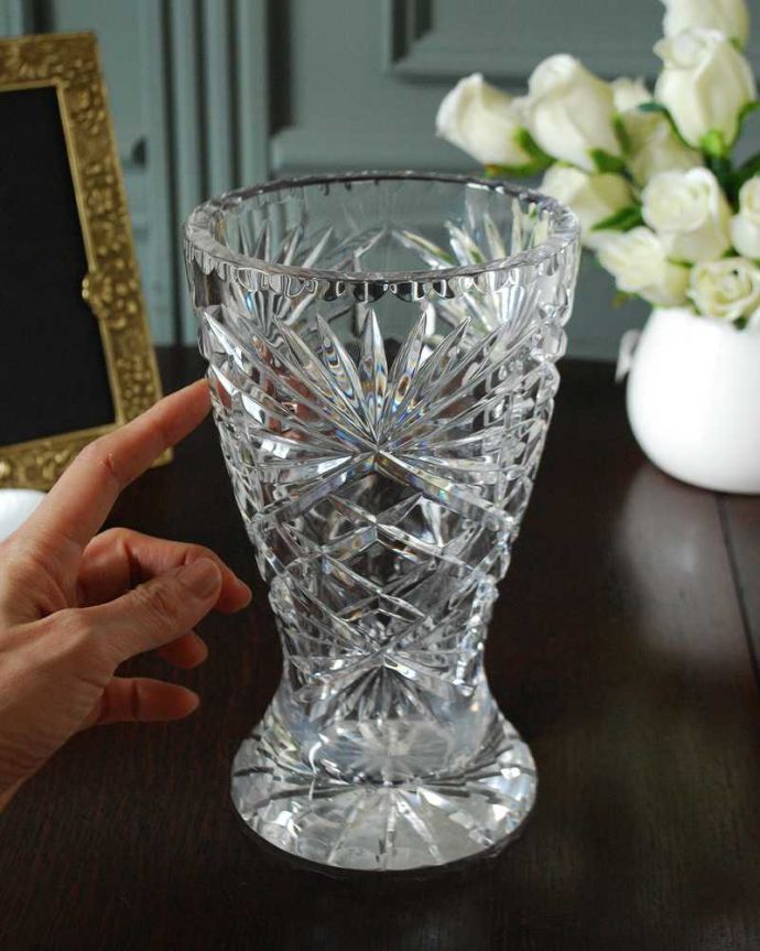 アンティーク 雑貨のガラス小物 アンティーク雑貨 輝きが美しいフラワーベース、アンティークプレスドグラス(花器)。気軽に使えるフラワーベース英国らしくいろんなサイズが見つかる花器。(pg-6237)