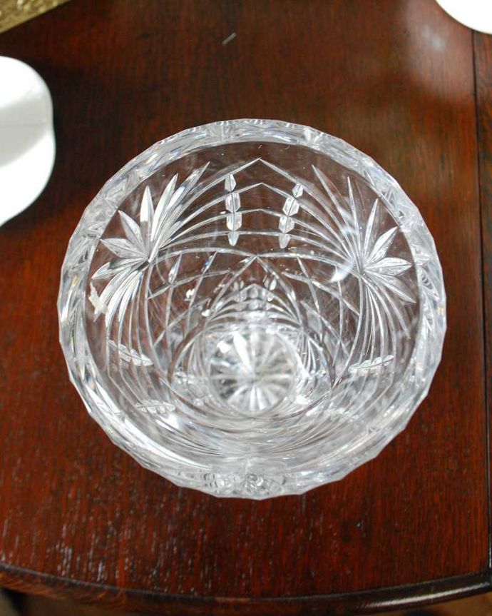 アンティーク 雑貨のガラス小物 アンティーク雑貨 輝きが美しいフラワーベース、アンティークプレスドグラス(花器)。上から見てチェックアンティークのため、多少の欠け・傷がある場合がありますが、使用上問題はありませんので、ご了承下さい。(pg-6237)