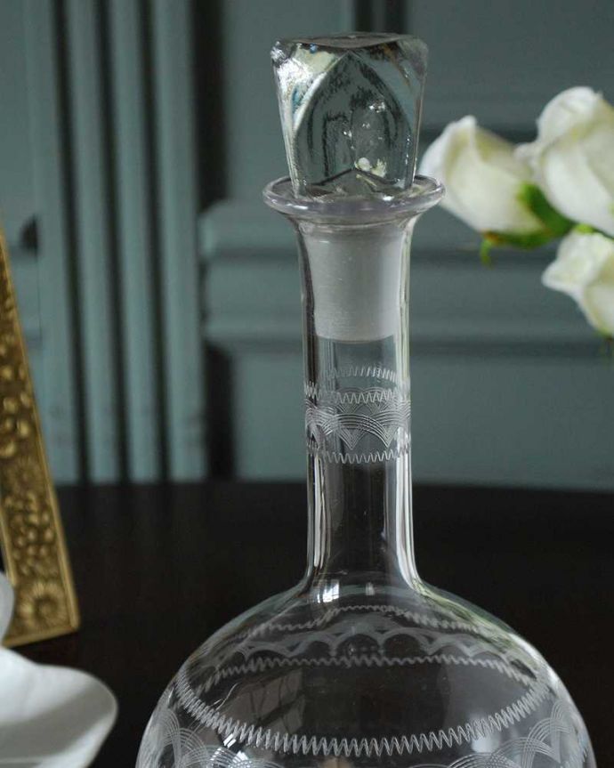 アンティーク 雑貨のガラス小物 アンティーク雑貨 宝石のようなフタが付いたアンティークのガラスのデカンタ。お酒を入れて楽しんだデカンタ今のように便利なペットボトルや缶がない時代。(pg-6245)