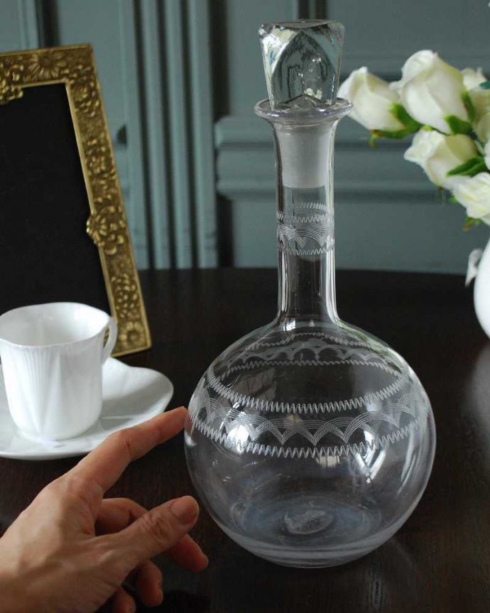 アンティーク 雑貨のガラス小物 アンティーク雑貨 宝石のようなフタが付いたアンティークのガラスのデカンタ。貴重なガラスの栓付きですガラスで出来た栓は壊れやすいので残っているだけで貴重です。(pg-6245)