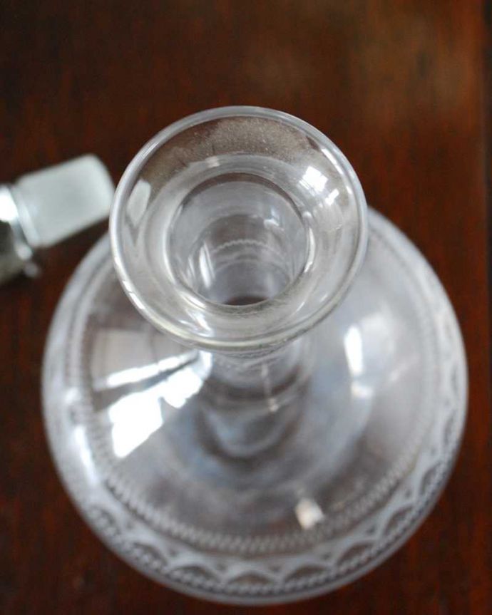 アンティーク 雑貨のガラス小物 アンティーク雑貨 宝石のようなフタが付いたアンティークのガラスのデカンタ。上から見るとこんな感じです。(pg-6245)