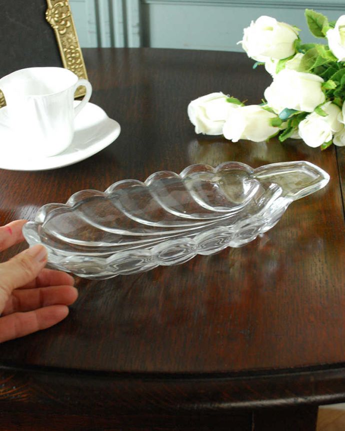 アンティーク 雑貨のガラス小物　アンティーク雑貨　イギリスで見つけたリーフモチーフの可愛いアンティークプレスドグラスのプレート。いろいろ便利に使えます食卓で使うのはもちろん、アクセサリーを並べたり自分だけの使い方を楽しんで下さい。(pg-6247)