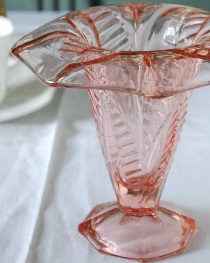 アンティーク 雑貨のガラス小物　アンティーク雑貨　めずらしい赤い色が素敵なアンティークのガラス、プレスドグラスのフラワーベース（花器）。普段の生活にパッと華を添えてくれるアンティーク気軽に使えるアンティークのプレスドグラスの中で、もっとも英国らしいアイテムの花器。(pg-6251)