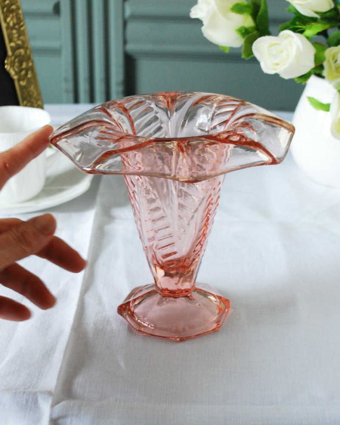 アンティーク 雑貨のガラス小物　アンティーク雑貨　めずらしい赤い色が素敵なアンティークのガラス、プレスドグラスのフラワーベース（花器）。キラキラ輝く美しさ置いておくだけでも絵になるデザイン。(pg-6251)