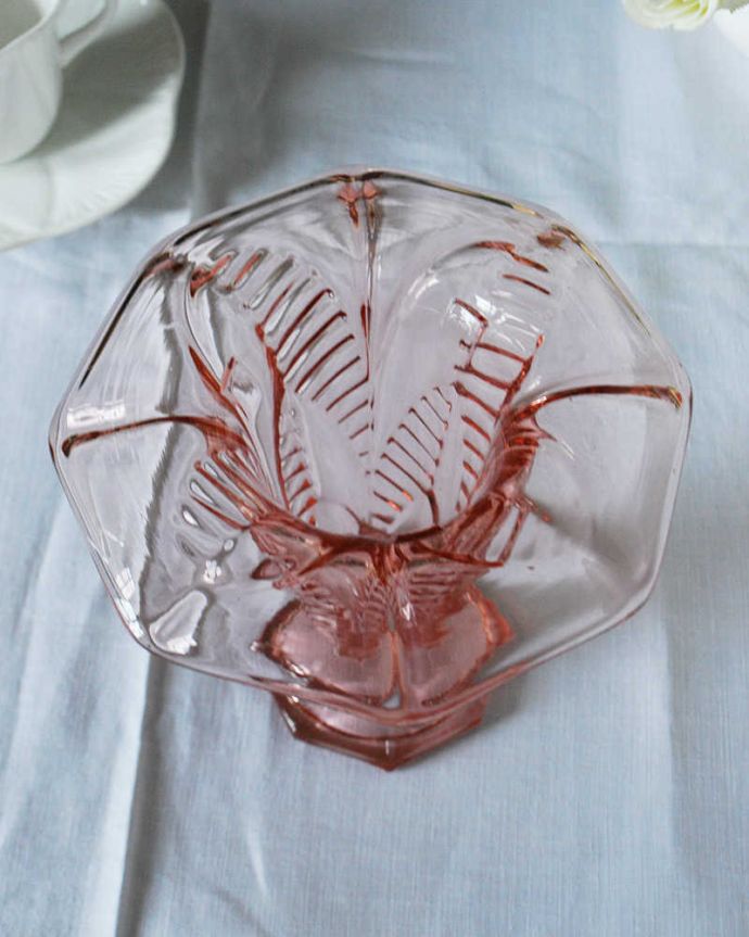 アンティーク 雑貨のガラス小物　アンティーク雑貨　めずらしい赤い色が素敵なアンティークのガラス、プレスドグラスのフラワーベース（花器）。上から見て中をチェックアンティークなので多少の欠けやキズがある場合がありますが、使用上問題ありませんのでご了承下さい。(pg-6251)