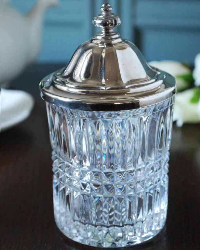 アンティーク 雑貨のガラス小物　アンティーク雑貨　真鍮の蓋が付いた英国らしいアンティークプレスドグラスのシュガーポット。アフタヌーンティーをより楽しむ器英国の人にとって大切なアフタヌーンティー。(pg-6265)