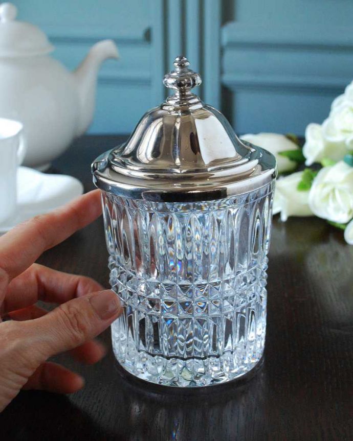アンティーク 雑貨のガラス小物　アンティーク雑貨　真鍮の蓋が付いた英国らしいアンティークプレスドグラスのシュガーポット。ふたを開ける度にワクワク置いておくだけで絵になる可愛らしさ。(pg-6265)