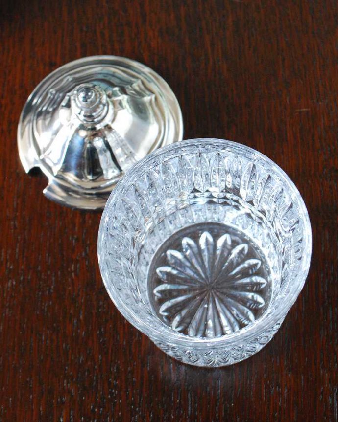 アンティーク 雑貨のガラス小物　アンティーク雑貨　真鍮の蓋が付いた英国らしいアンティークプレスドグラスのシュガーポット。ふたをとって中をのぞいてみると･･･アンティークのため、多少の欠け・傷がある場合がありますが、使用上問題はありませんので、ご了承下さい。(pg-6265)