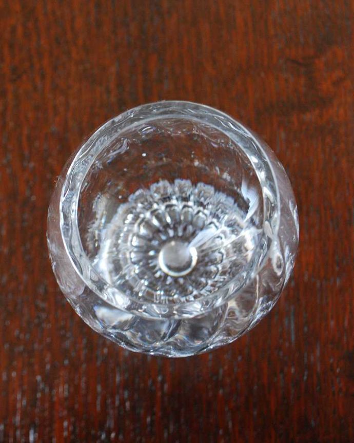 アンティーク 雑貨のガラス小物　アンティーク雑貨　透明感の美しいプレスドグラス、アンティークのフラワーベース(花器) 。上から見るとこんな感じですアンティークなので、多少の欠け・傷がある場合がありますが、使用上問題はありませんのでご了承下さい。(pg-6266)