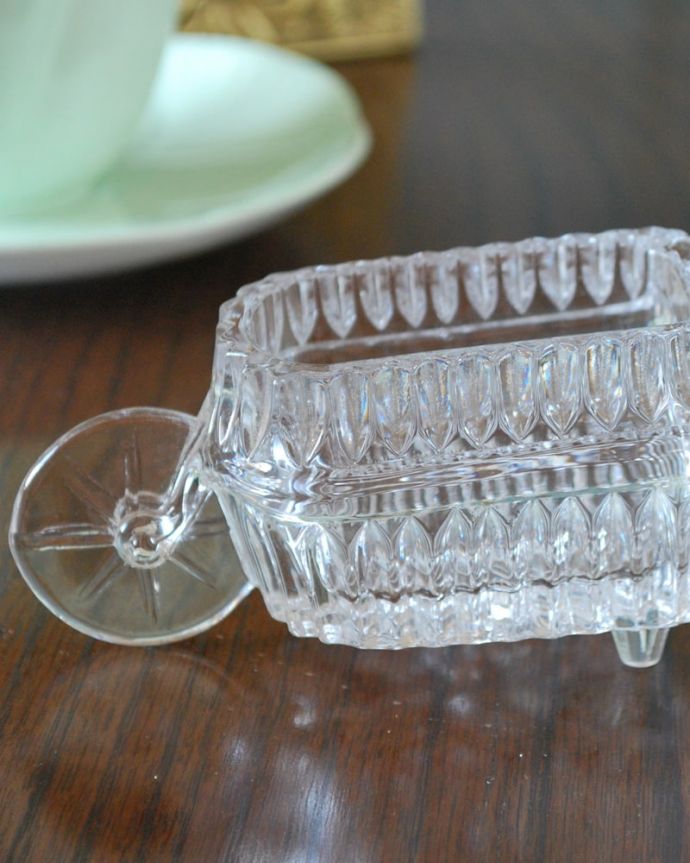 アンティーク 雑貨のガラス小物 アンティーク雑貨 アンティークガラスのオブジェ、イギリスで見つけた手押し車のプレスドグラス(オブジェ)。美しく輝くガラスのオブジェキラキラと輝くガラスのオブジェはどこに置いても華やかな存在感です。(pg-6310)