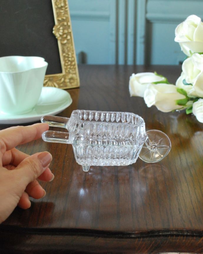 アンティーク 雑貨のガラス小物 アンティーク雑貨 アンティークガラスのオブジェ、イギリスで見つけた手押し車のプレスドグラス(オブジェ)。見ているだけでワクワクしちゃう飾って眺めているだけでうっとりする美しさ。(pg-6310)