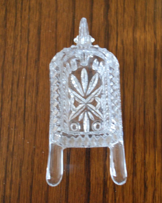 アンティーク 雑貨のガラス小物 アンティーク雑貨 アンティークガラスのオブジェ、イギリスで見つけた手押し車のプレスドグラス(オブジェ)。上から見ると、こんな形アンティークなので多少のキズやカケがある場合はありますが、使用上問題はありませんのでご了承下さい。(pg-6310)