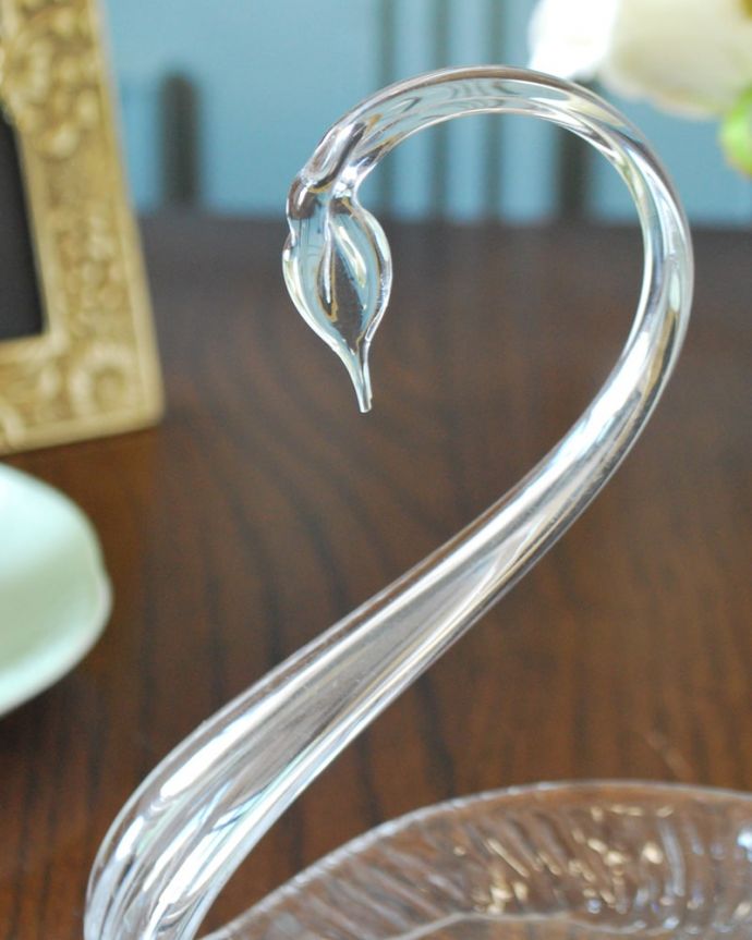 アンティーク 雑貨のガラス小物　アンティーク雑貨　イギリスのアンティークプレスドグラス、泳ぐ姿が美しいスワン（白鳥）。大切にされてきた白鳥のモチーフとっても美しい白鳥の形をしたプレスドグラス。(pg-6312)