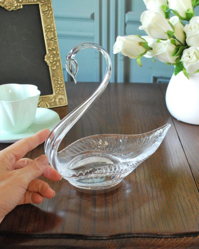 アンティーク 雑貨のガラス小物　アンティーク雑貨　イギリスのアンティークプレスドグラス、泳ぐ姿が美しいスワン（白鳥）。大きさはこれくらいですコレクションしたくなるくらい、いろんなサイズのものがあります。(pg-6312)