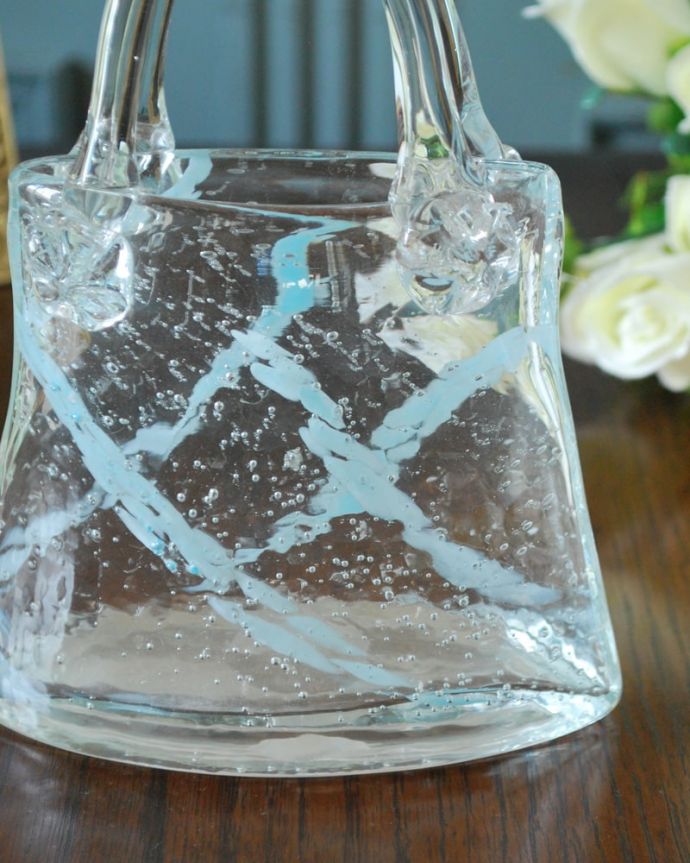 アンティーク 雑貨のガラス小物 アンティーク雑貨 英国のアンティークガラス雑貨、水色の模様が付いた持ち手付きのガラスのバスケット。ガラスで出来た持ち手付きの可愛いバスケット見ているだけで可愛いバスケットの形をしたアンティークのガラスは、何を入れても素敵に使えます。(pg-6320)