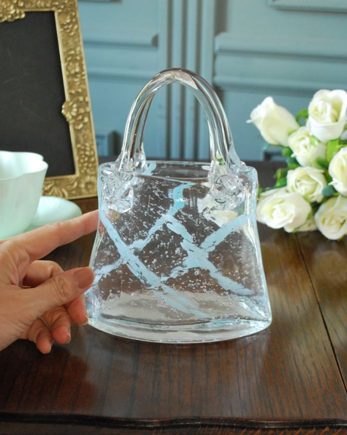 アンティーク 雑貨のガラス小物 アンティーク雑貨 英国のアンティークガラス雑貨、水色の模様が付いた持ち手付きのガラスのバスケット。サイズはこれくらいです大きいものから小さいものまでサイズがいろいろあるバスケット。(pg-6320)