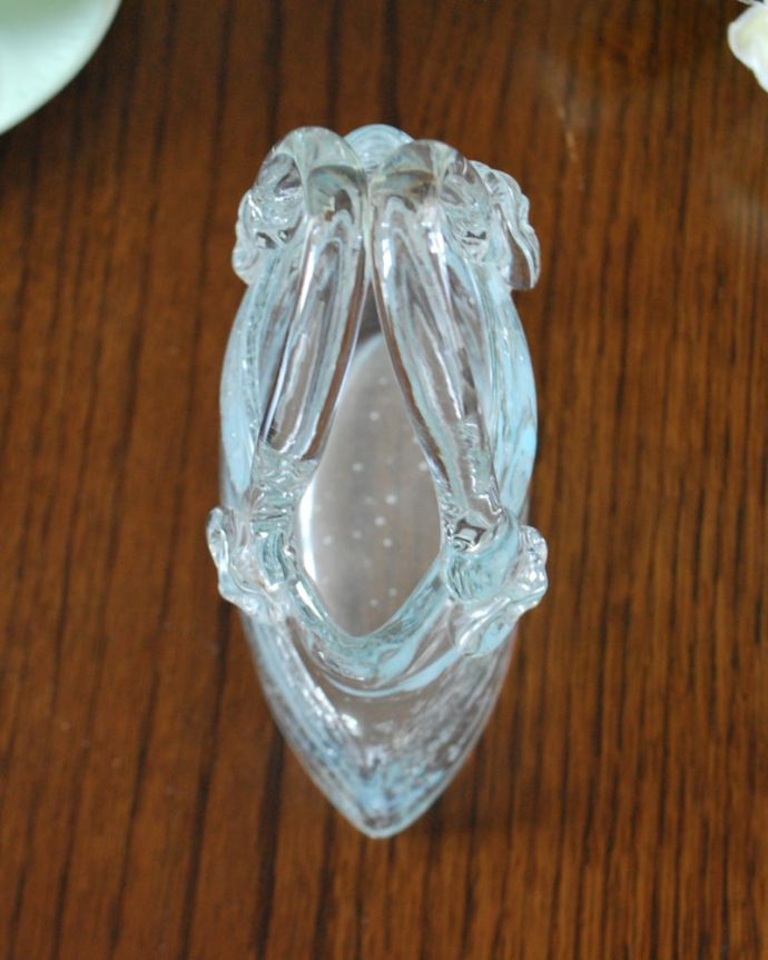 アンティーク 雑貨のガラス小物 アンティーク雑貨 英国のアンティークガラス雑貨、水色の模様が付いた持ち手付きのガラスのバスケット。上から見ると・・・アンティークなので多少のキズやカケがある場合はありますが、使用上問題はありませんのでご了承下さい。(pg-6320)