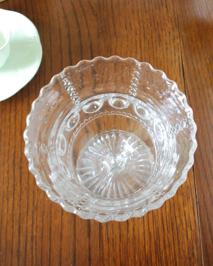 アンティーク 雑貨のガラス小物 アンティーク雑貨 イギリスで見つけたアンティークガラスの脚付きデザートグラス(プレスドグラス)。上から見ると美しいデザインアンティークのため、多少の欠け・傷がある場合がありますが、使用上問題はありませんので、ご了承下さい。(pg-6322)