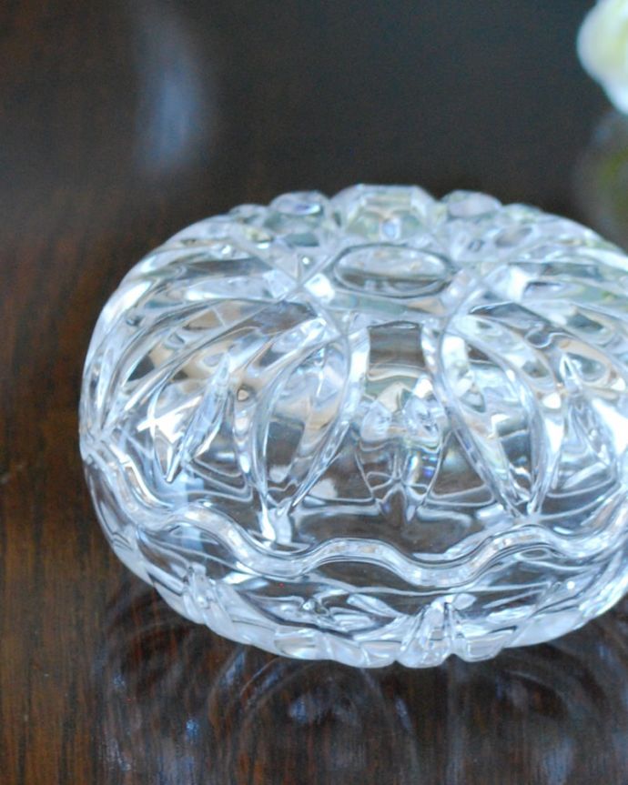 アンティーク 雑貨のガラス小物 アンティーク雑貨 フタ付き 上下おそろい ドレッシングセットに欠かせなかった女性のための器もともとはドレッシングチェストの上に置いて、コットンやパフなどを収納するために作られたプレスドグラスです。(pg-6329)