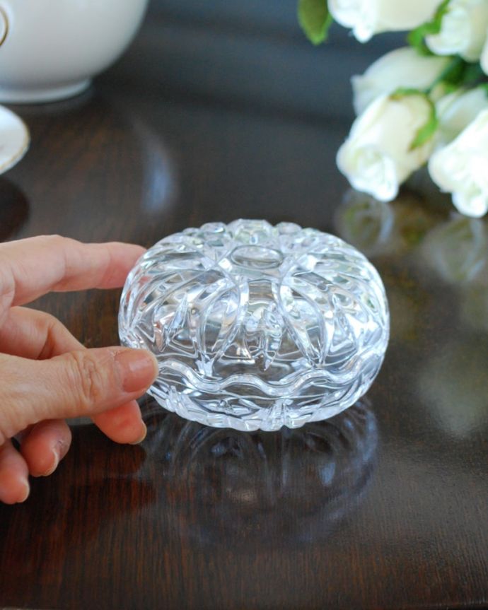 アンティーク 雑貨のガラス小物 アンティーク雑貨 フタ付き 上下おそろい ふたを開ける度にワクワク・・・キラキラ輝くガラスの器は、どんな場所に置いても光りに反射してキレイに輝きます。(pg-6329)