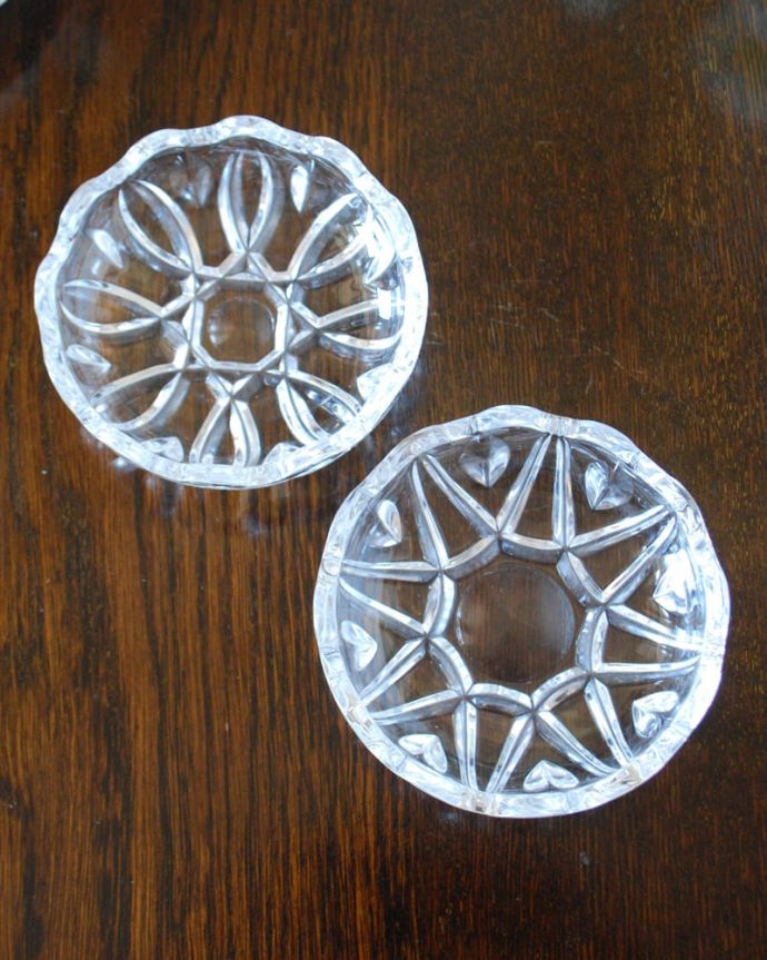 アンティーク 雑貨のガラス小物 アンティーク雑貨 フタ付き 上下おそろい 上から見ると・・・新品ではないので多少のキズや欠けはありますが、使用上問題のないものだけを選んできましたのでご了承下さい。(pg-6329)