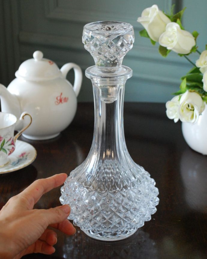 アンティーク 雑貨のガラス小物 アンティーク雑貨 デカンタ 貴重なガラスの栓付きですガラスで出来た栓は壊れやすいので残っているだけで貴重です。(pg-6339)