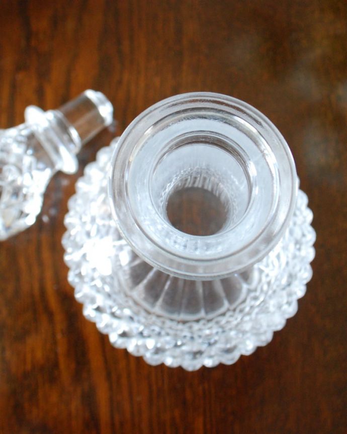 アンティーク 雑貨のガラス小物 アンティーク雑貨 デカンタ 上から見るとこんな感じです。(pg-6339)