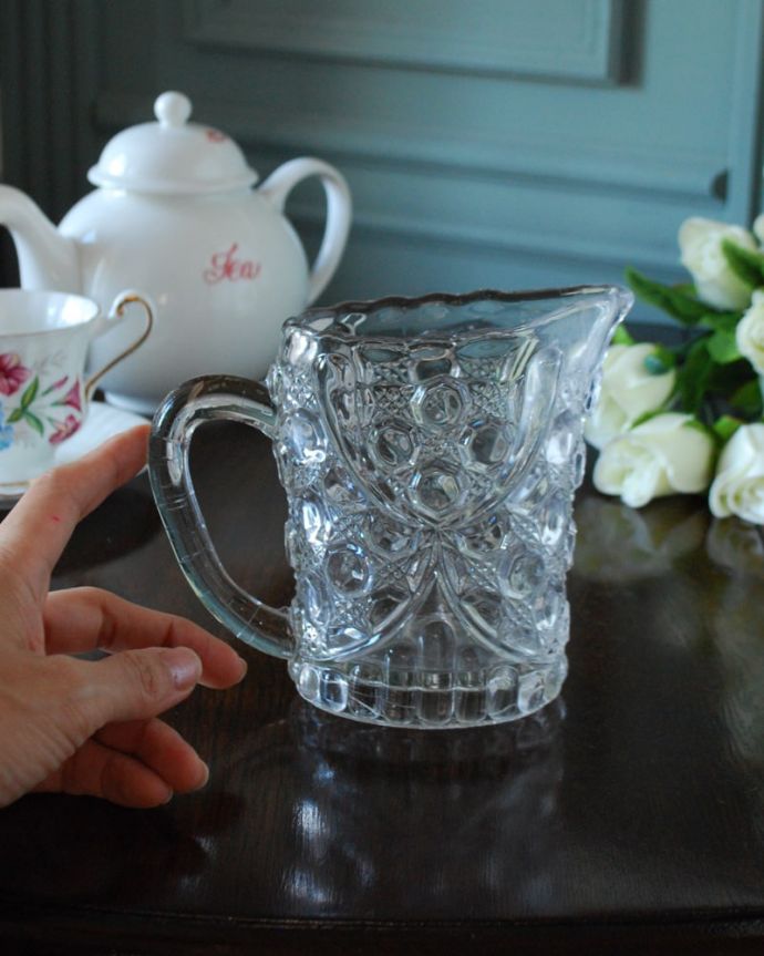 アンティーク 雑貨のガラス小物 アンティーク雑貨 ウォータージャグ(中サイズ)ピッチャー いろんな使い方が出来ます飲み物を入れるのはもちろんフラワーベースとしても使いやすい便利なサイズです。(pg-6344)