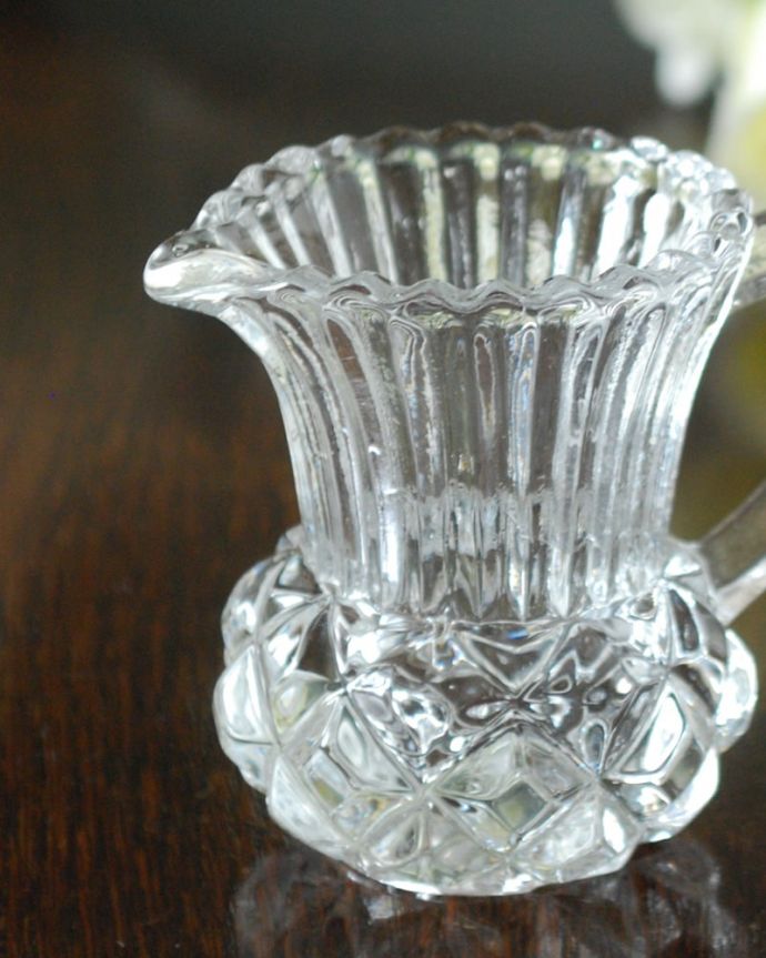 アンティーク 雑貨のガラス小物 アンティーク雑貨 ウォータージャグ(小小サイズ)ピッチャー お茶の時間に欠かせないミルクピッチャーミルクティーが大好きな英国人が作ったガラスのミルクピッチャーは、たっぷりミルクが注げるようにサイズが大きめです。(pg-6353)