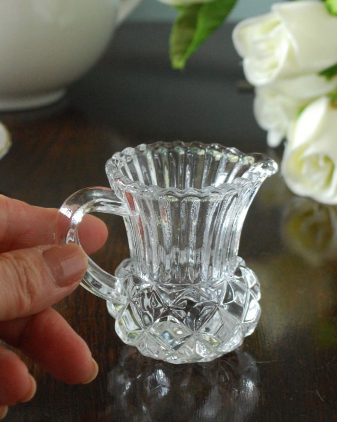 アンティーク 雑貨のガラス小物 アンティーク雑貨 ウォータージャグ(小小サイズ)ピッチャー 持ち手もしっかり付いています昔と同じようにミルクを入れて使うのはもちろん使い方は自由自在。(pg-6353)