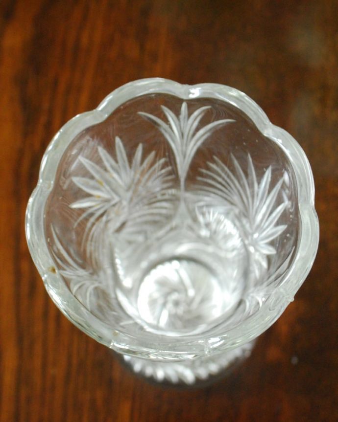 アンティーク 雑貨のガラス小物 アンティーク雑貨 フラワーベース(脚なし)中サイズ 上から見るとこんな感じですアンティークなので、多少の欠け・傷がある場合がありますが、使用上問題はありませんのでご了承下さい。(pg-6359)