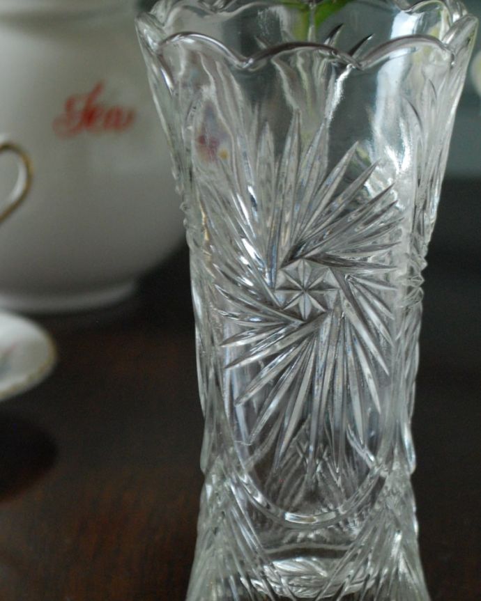 アンティーク 雑貨のガラス小物 アンティーク雑貨 フラワーベース(脚なし)中サイズ お花を入れずに眺めているだけで幸せな時間アンティークのガラスは成分が今のものと違うので、置いておくだけでキラキラ輝いて楽しめます。(pg-6359)