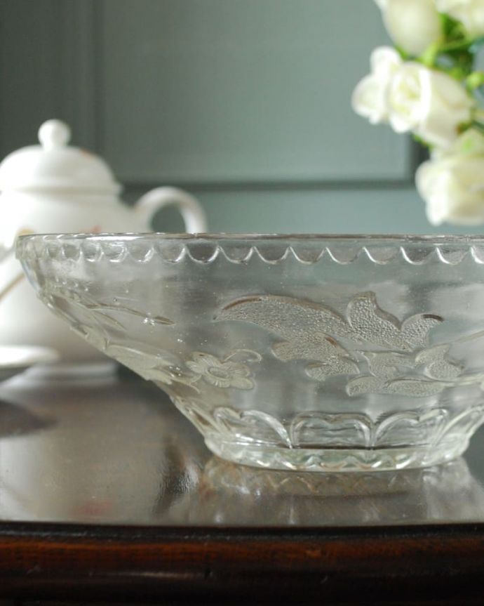 アンティーク 雑貨のガラス小物　アンティーク雑貨　ボウル　大サイズ　食事の時間を楽しく過ごすために作られた器貴重だったガラスがプレスドグラスの発達によって気軽に手に入るようになった時代に作られたテーブルウェア。(pg-6373)
