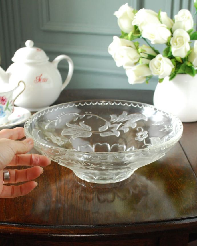 アンティーク 雑貨のガラス小物　アンティーク雑貨　ボウル　大サイズ　いろいろ便利に使えます食卓で使うのはもちろん、お花を浮かべたり、花器代わりに使ったりと自分だけの使い方を楽しんで下さい。(pg-6373)