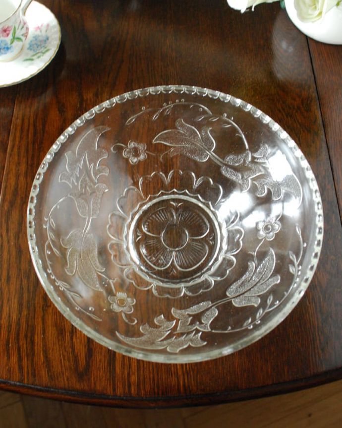 アンティーク 雑貨のガラス小物　アンティーク雑貨　ボウル　大サイズ　上から見るとこんな感じです。(pg-6373)