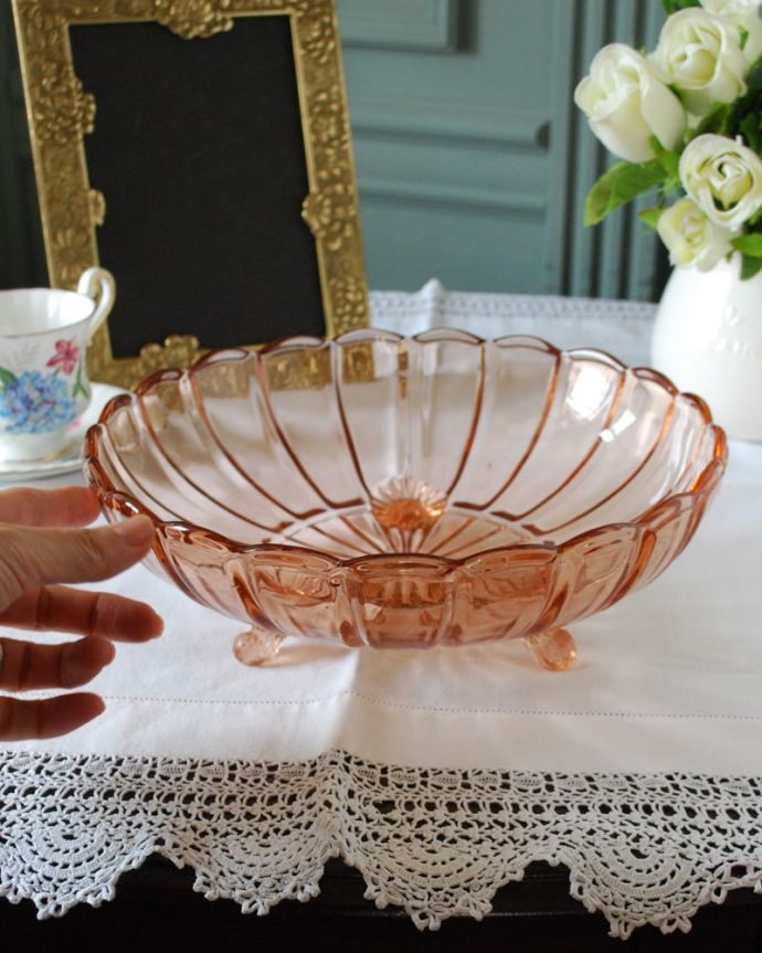アンティーク 雑貨のガラス小物　アンティーク雑貨　ボウル　大サイズ　いろいろ便利に使えます食卓で使うのはもちろん、お花を浮かべたり、花器代わりに使ったりと自分だけの使い方を楽しんで下さい。(pg-6374)