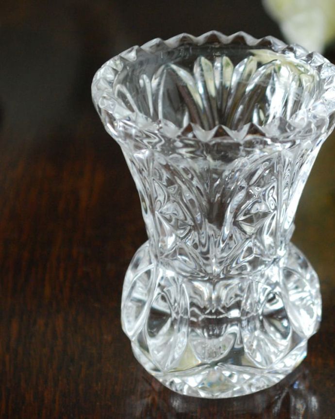 アンティーク 雑貨のガラス小物 アンティーク雑貨 フラワーベース(脚なし)小 贅沢な時間が流れる1人用のパーソナル花器1人に1つずつ、お花を入れてテーブルにセットされていたパーソナル花器。(pg-6377)