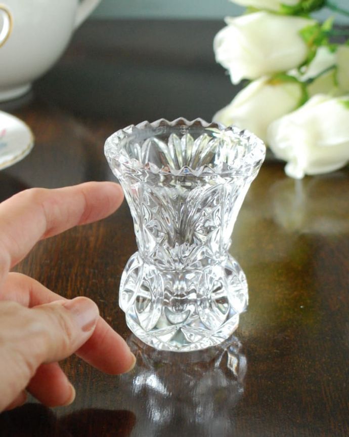 アンティーク 雑貨のガラス小物 アンティーク雑貨 フラワーベース(脚なし)小 お花を1輪挿すだけ花器が美しいので1輪挿すだけでパッと華やかになります。(pg-6377)