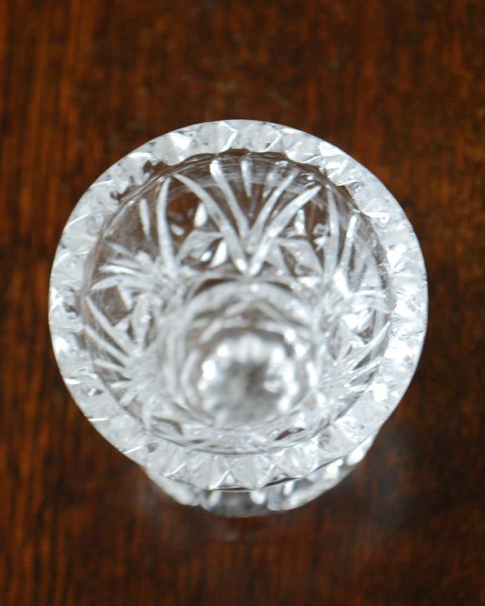 アンティーク 雑貨のガラス小物 アンティーク雑貨 フラワーベース(脚なし)小 上から見るとこんな感じですアンティークなので多少のキズ・欠けがある場合がありますが、使用上問題ありませんのでご了承下さい。(pg-6377)