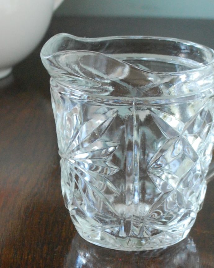 アンティークガラスのミルクピッチャー