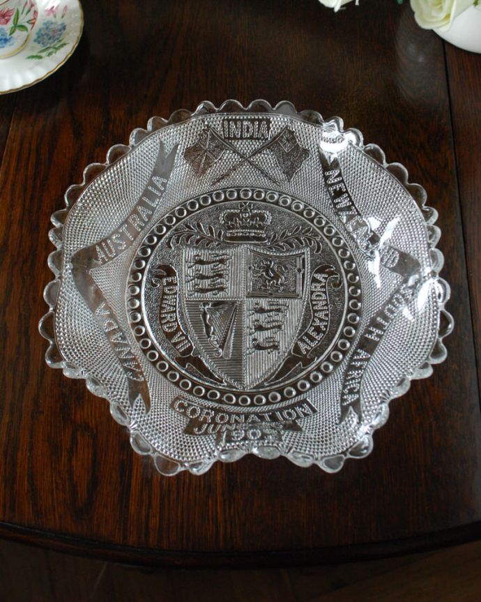 アンティーク 雑貨のガラス小物 アンティーク雑貨 コロネーション 上から見るとこんな感じアンティークなので多少のキズやカケがある場合はありますが、使用上問題はありませんのでご了承下さい。(pg-6382)